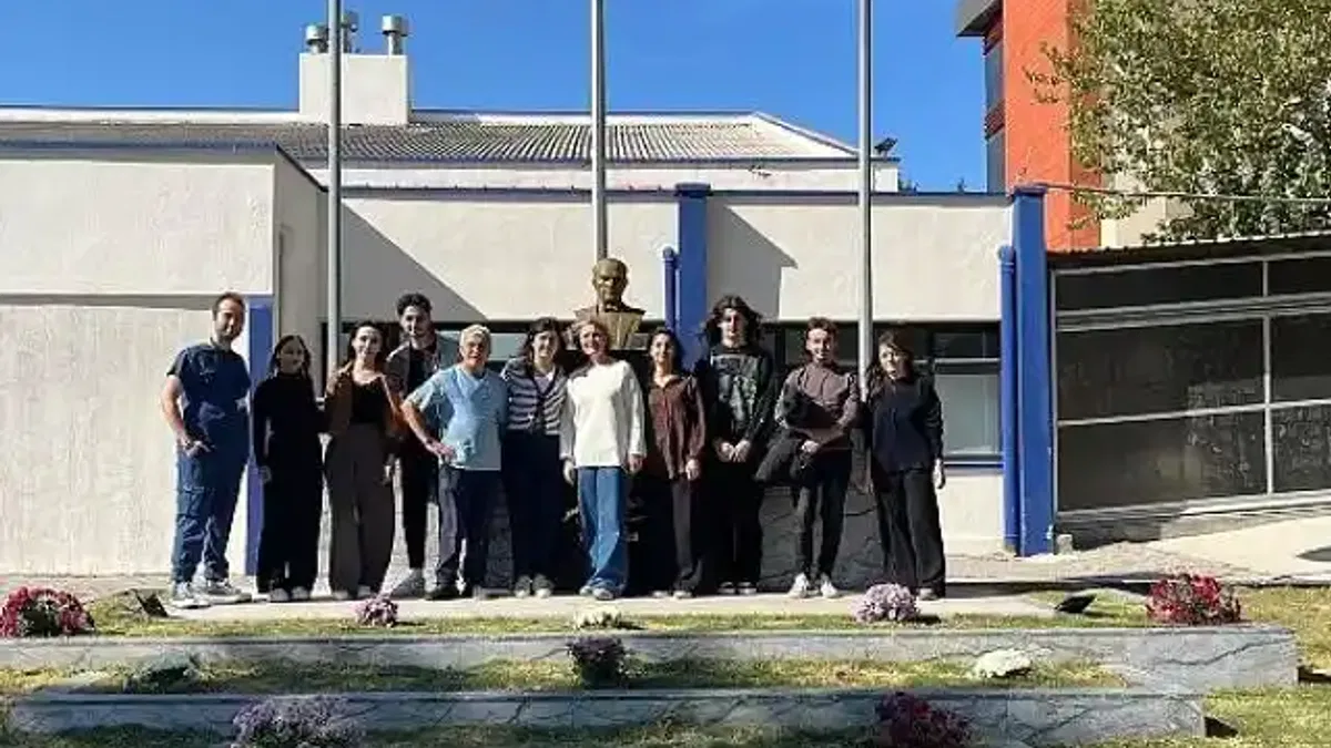 Egeli genç Diş Hekimleri Atatürk büstünü çiçeklendirdiler