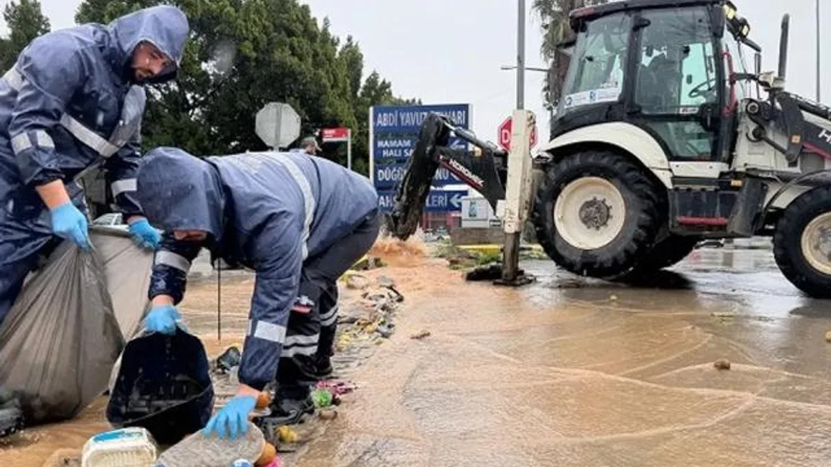 Antalya Büyükşehir ekipleri şiddetli yağışa karşı teyakkuz halinde
