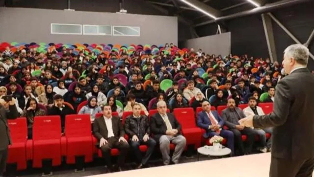 Başkan Ömeroğlu Kariyer Günleri'nde öğrencilerle buluştu.