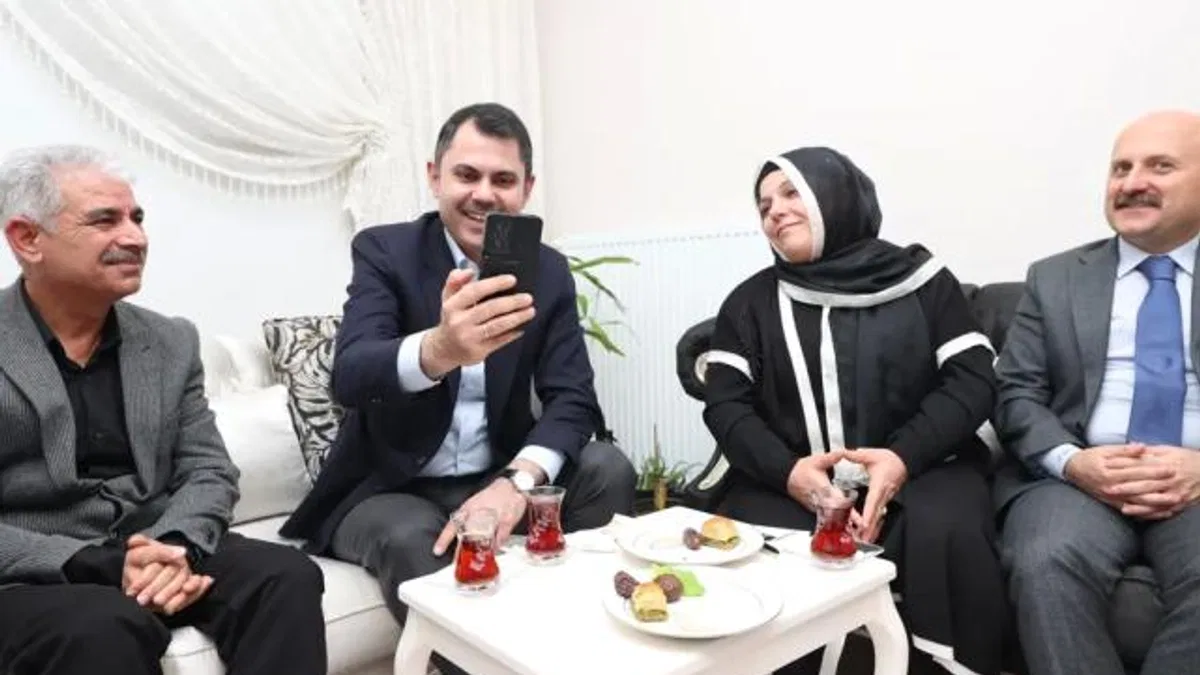 Adıyaman'da depremzede öğretmene ziyaret... Bakan Kurum: İnsan yetiştirmek daha değerli