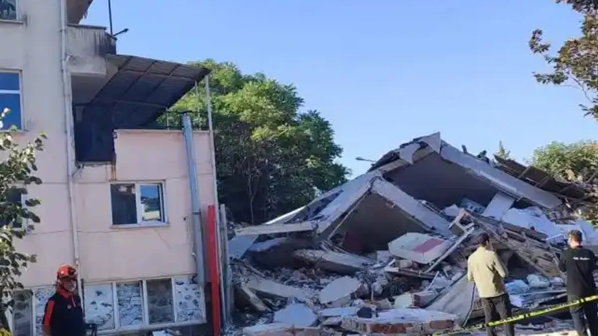 Sındırgı'daki yıkılan binanın müteahhidine gözaltı!