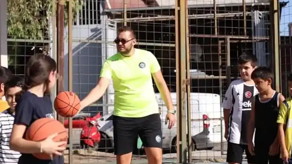 İzmir Karabağlar'da çocuklar 'yaz spor'larını sevdi