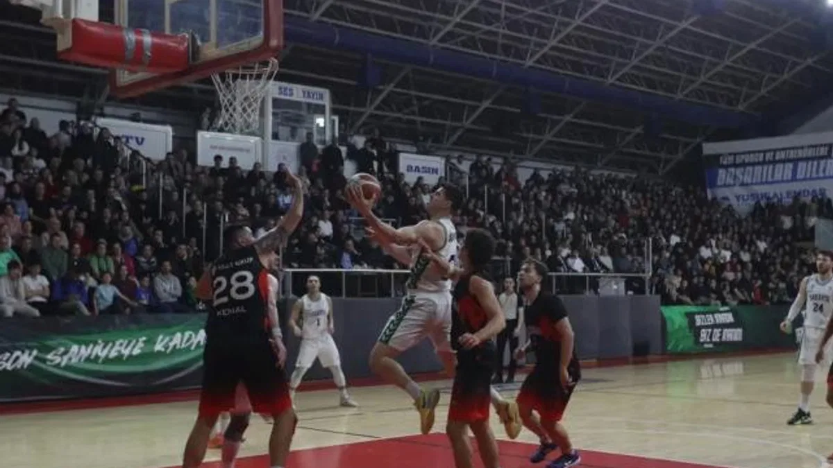 Sakarya potasında taraftar önünde net galibiyet