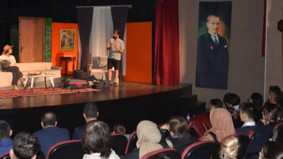 'Kalbin Tek Arkadaşı' tiyatro oyunu sahnelendi