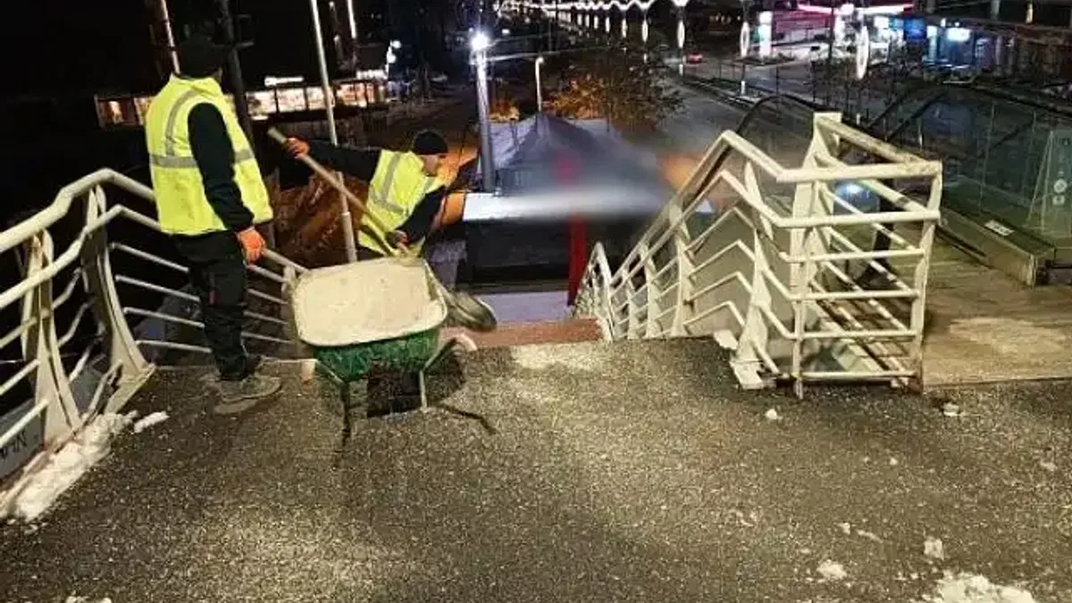 Büyükşehir'den üst geçitlere buzlanma müdahalesi