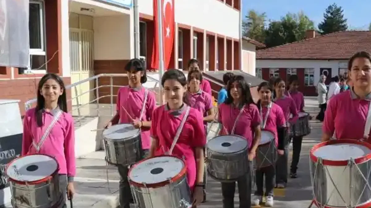 Amasya'da köy okulu bando kurdu