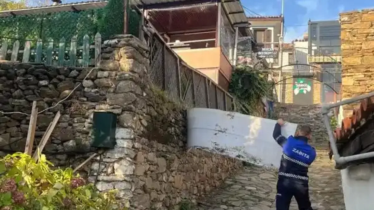 Efes Selçuk’ta görüntü kirliliği yaratan tabelalar kaldırılıyor