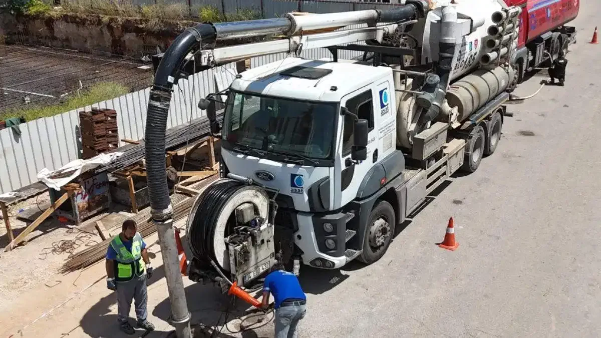 Antalya'da kanalizasyon hattı temizliği sürüyor