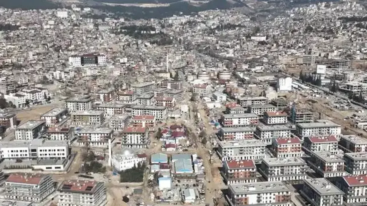 Ağır yıkıma uğrayan şehir yeniden ihya ediliyor... Kahramanmaraş'ta 4 bin işçi aralıksız çalışıyor