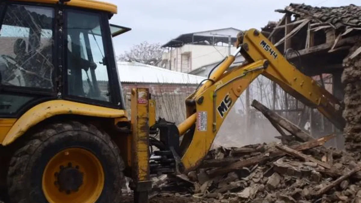Bursa Yenişehir'de metruk binalar yıkılıyor