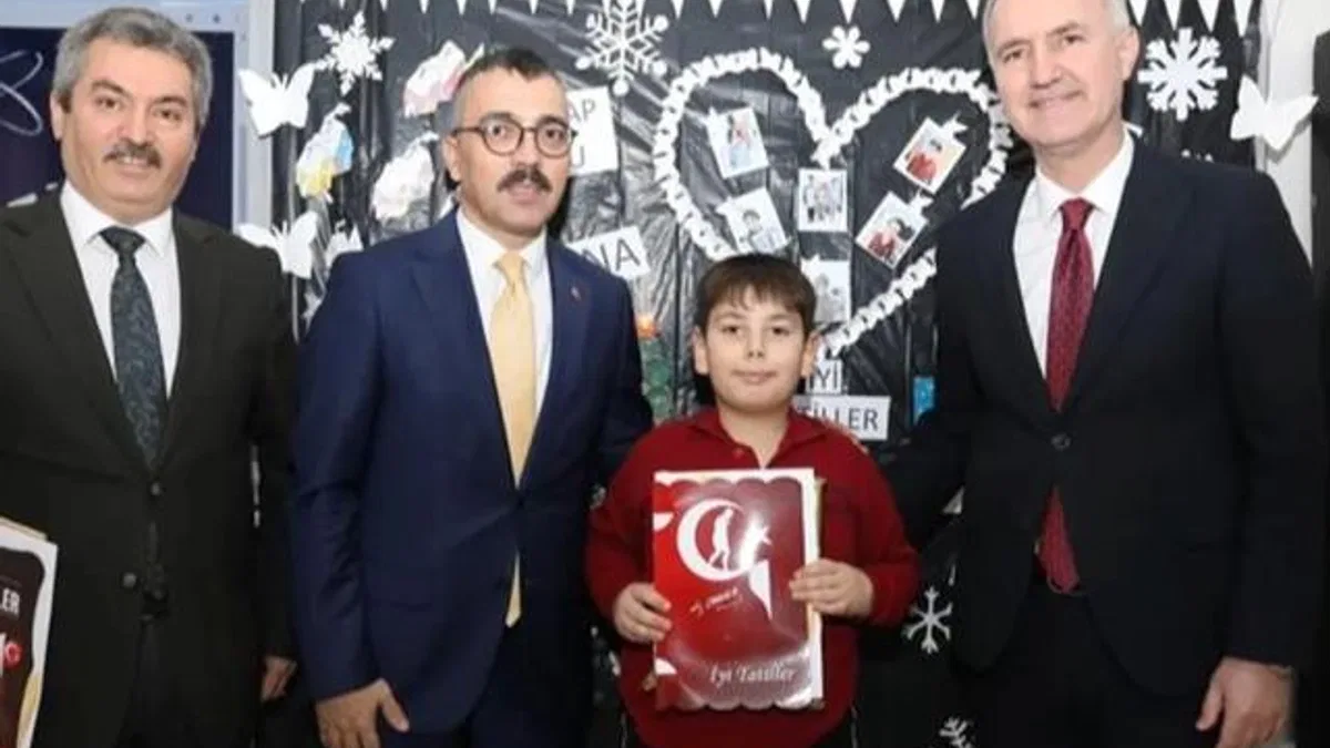 Bursa İnegöl'de öğrenciler karnelerini protokolden aldı
