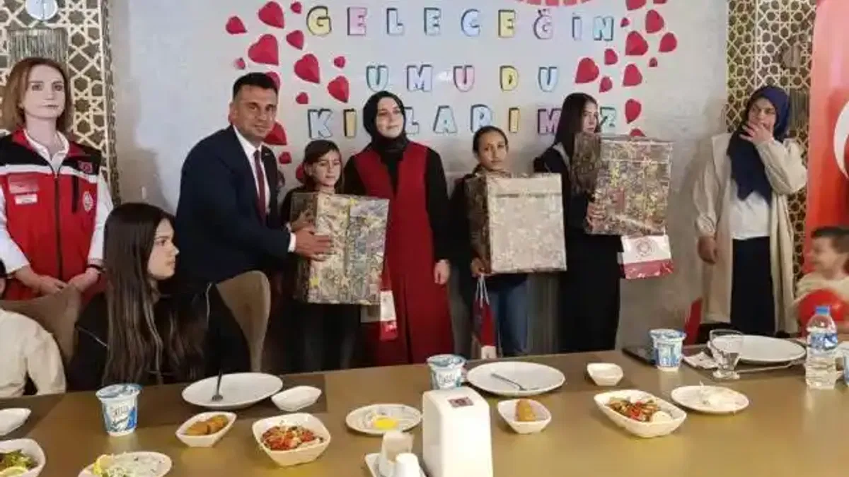 Erzurum'da 'Geleceğin Umudu Kızlarımız' ile kız çocuklarına destek