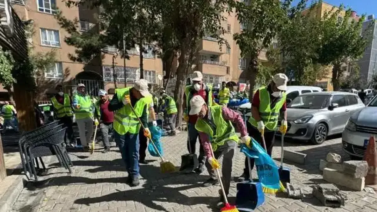 Mardin Artuklu'da temizlik seferberliği... Eşbaşkan Amak sokakları süpürdü