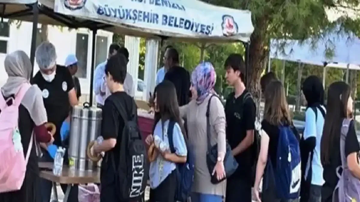 Denizli'de okul yolunda öğrencilere sıcak sürpriz