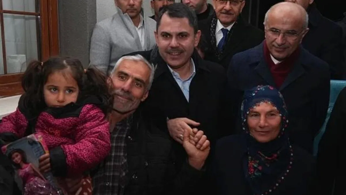 Bakan Kurum, Malatya Akçadağ'da konutları teslim edilen aileye konuk oldu