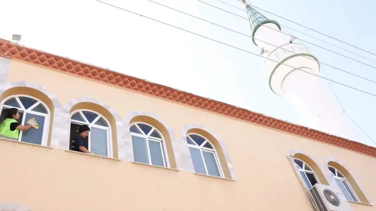 İzmir Çiğli’de camilerde bayram temizliği