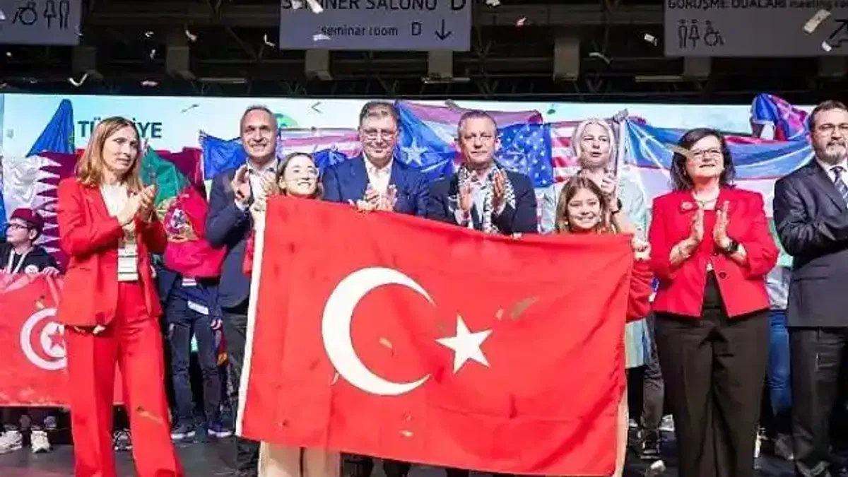 Özgür Özel dünya çocuklarına Atatürk'ün sözleriyle seslendi: Yurtta barış, dünyada barış!