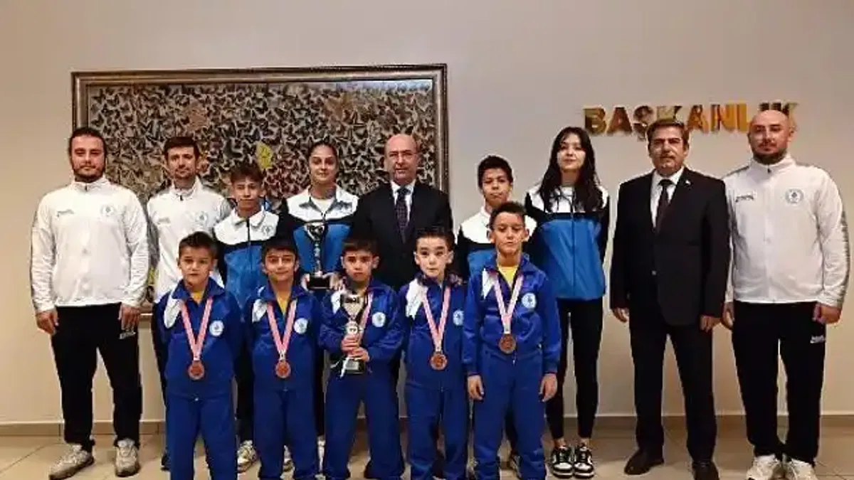 Başarılı Sporcular Başkan Pekyatırmacı'yı Ziyaret Etti