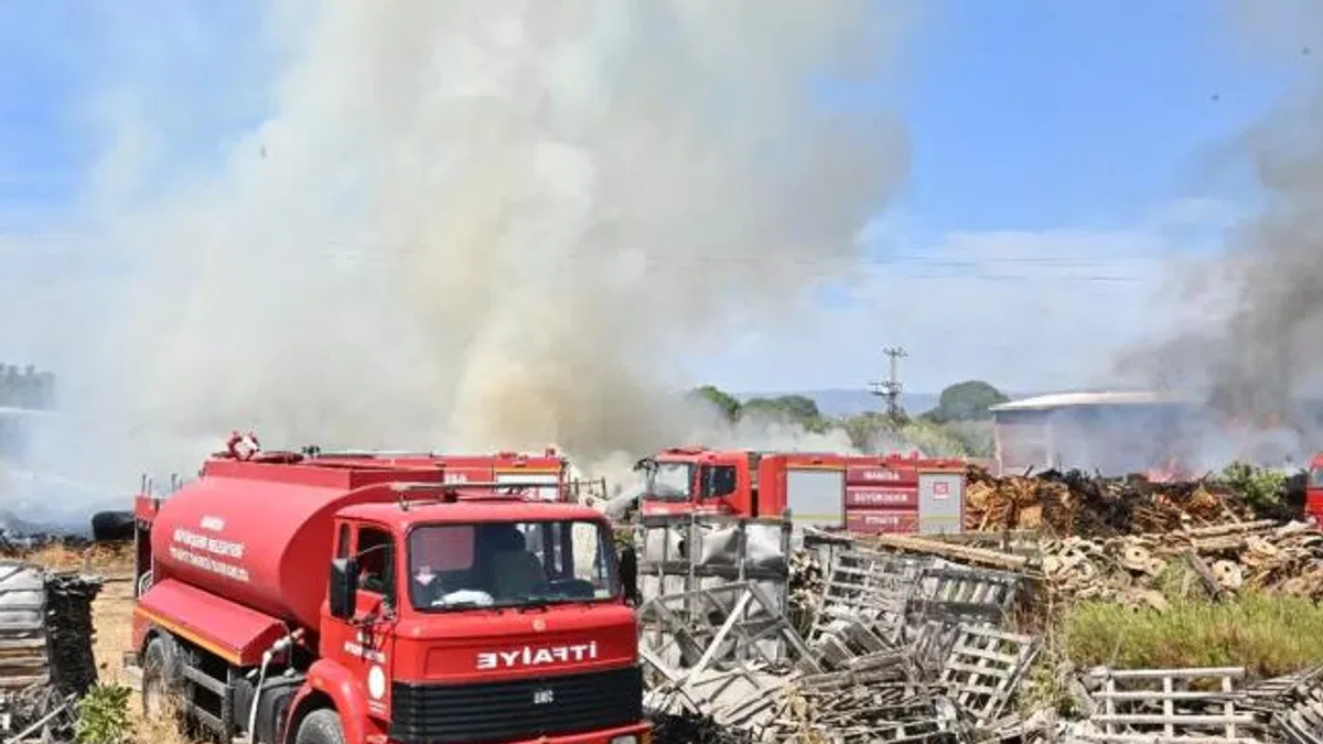 Manisa'da palet fabrikasında yangın!