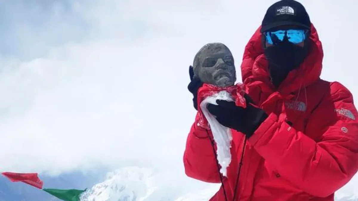 Milli sporcu Pamir'in zirvesine tırmandı