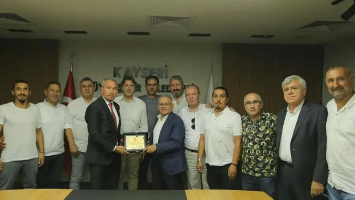 TÜRFAD Kayseri'den Büyükkılıç'a plaket