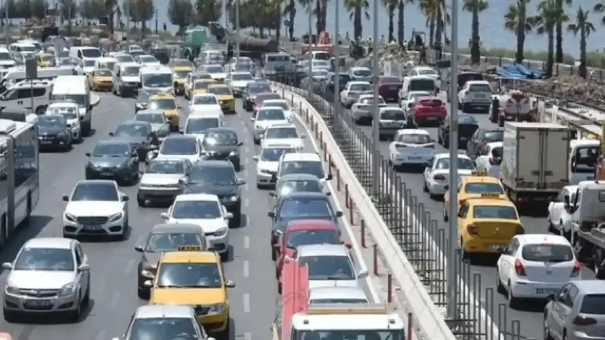 İzmir'de trafik artıyor