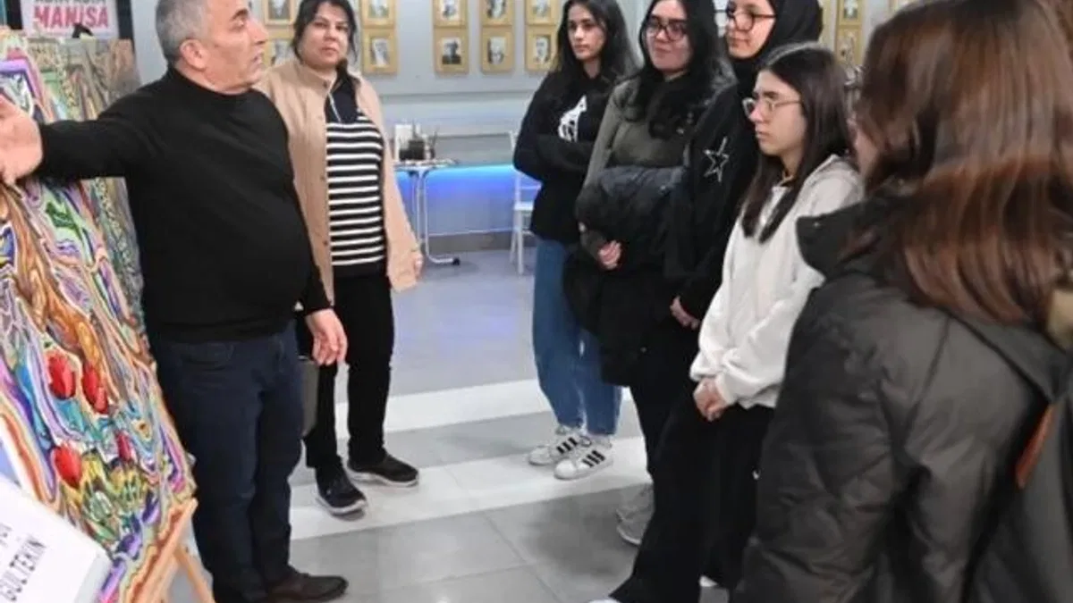 Manisa'da “Fırça İzleri” sanatseverlerle buluştu