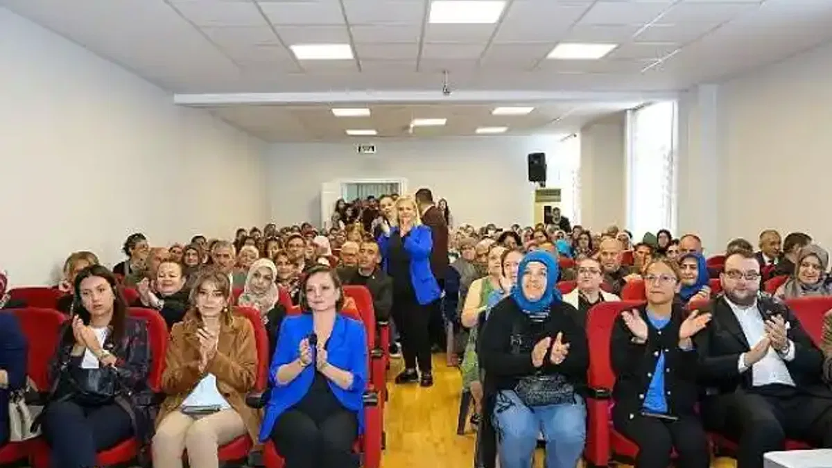Karabağlar Belediyesi'nden Bağımlılıkla Mücadele Seminerleri başladı