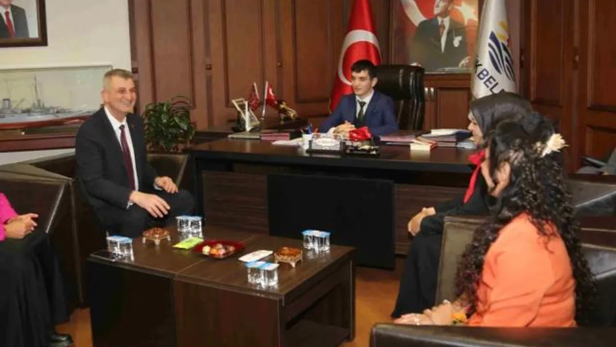 Ali Yıldırım Sezer koltuğunu Anıl Ege'ye devretti