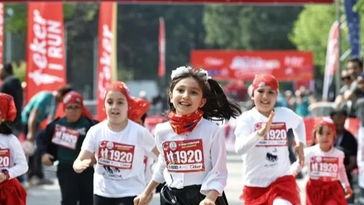 Binlerce çocuktan 23 Nisan'da neşeli adımlar
