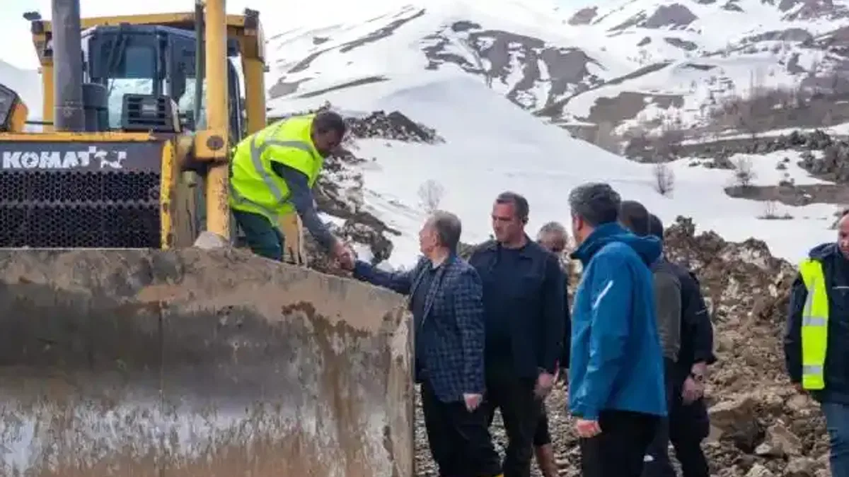 Hakkâri–Van yolunda seferberlik... Heyelan sonrası çalışmalar sürüyor