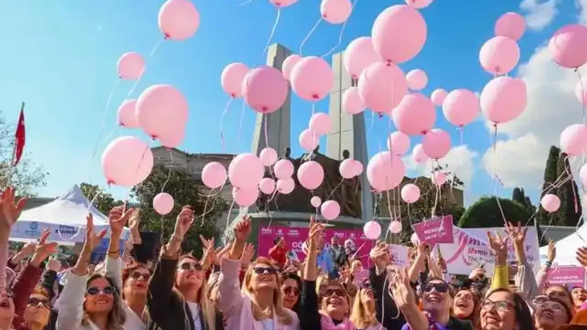 İstanbul Bakırköy'de pembe balonlar farkındalık için gökyüzünde