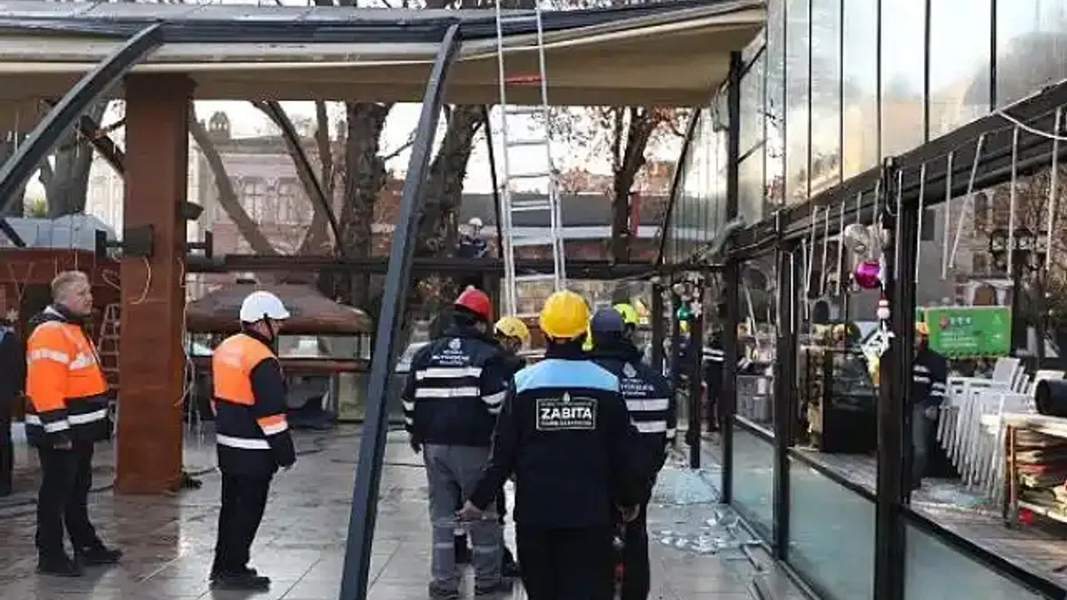 Tarihi Sirkeci Garına Komşu Kaçak Kafe Yıkıldı