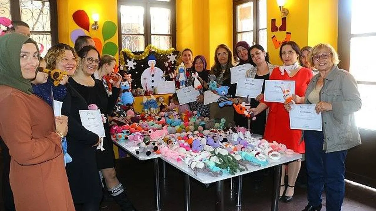 Antalya Büyükşehir Belediyesi'nin örgü bebek atölyesinde eğitim alan kursiyerler katılım belgelerini aldı