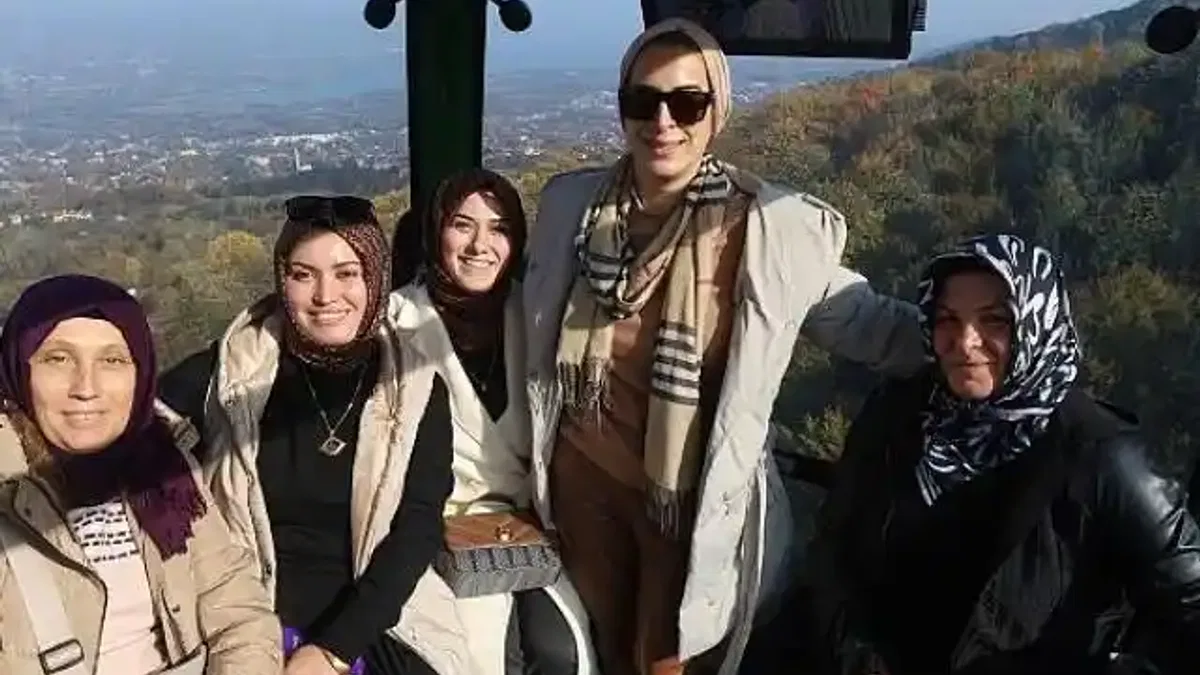 Kadın çiftçiler teleferikle zirveye çıktı; Zirveye yolculuğun en keyifli hali Kartepe Teleferik'te