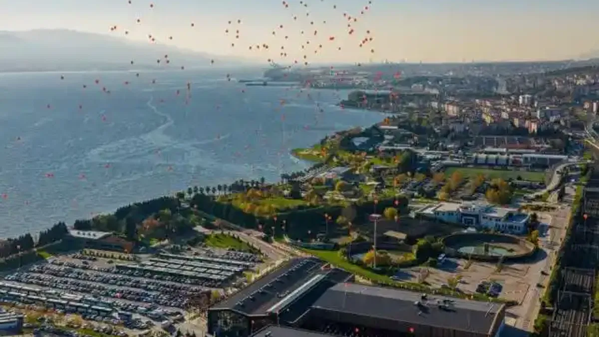 Kocaeli'de turuncu balonlar şiddetsiz dünya için gökyüzüne bırakıldı