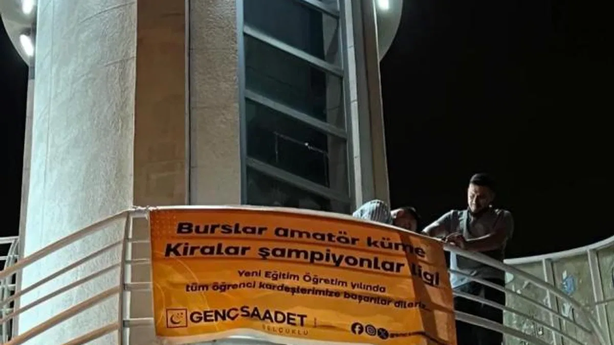 Konya Selçuklu'da 'Saadet'li gençlerden öğrencilere pankartlı karşılama