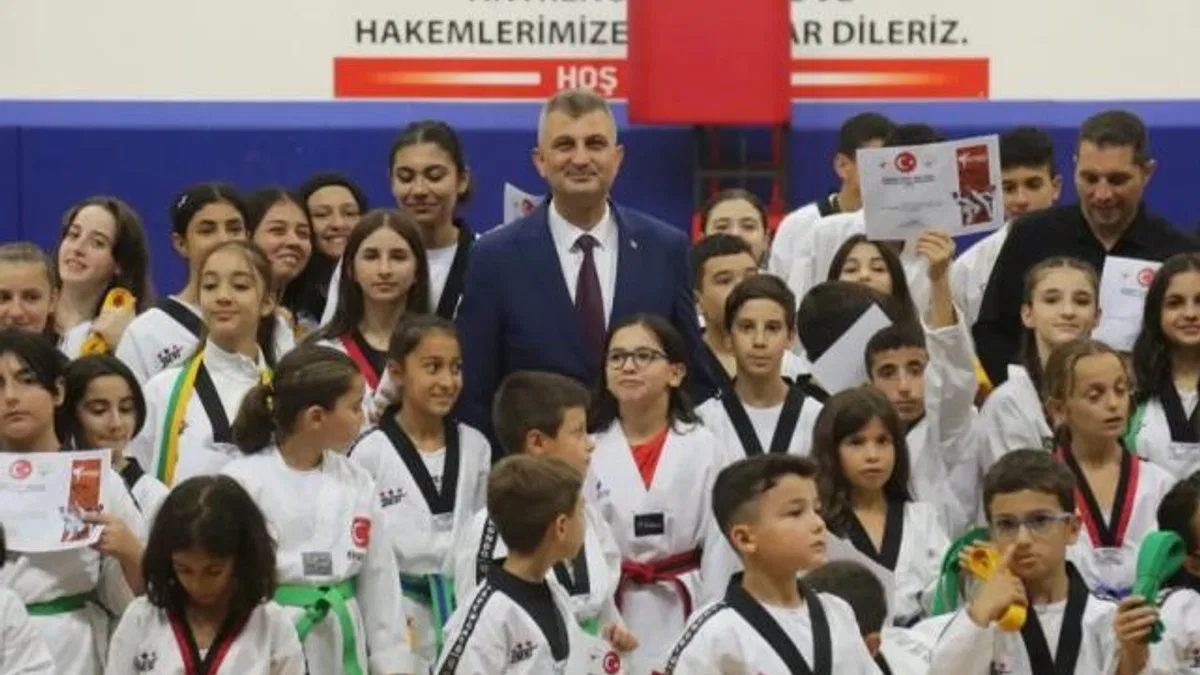 Gölcük Belediyesinde 330 taekwondo sporcusu kuşak atladı