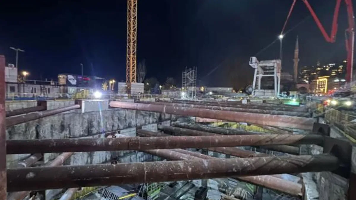 İstanbul Kabataş metro şantiyesinde iskele çöktü! 5 işçi mahsur kaldı