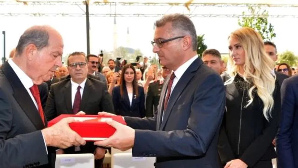 KKTC'de devir teslim tamam! Erhürman görevi Tatar'dan devraldı