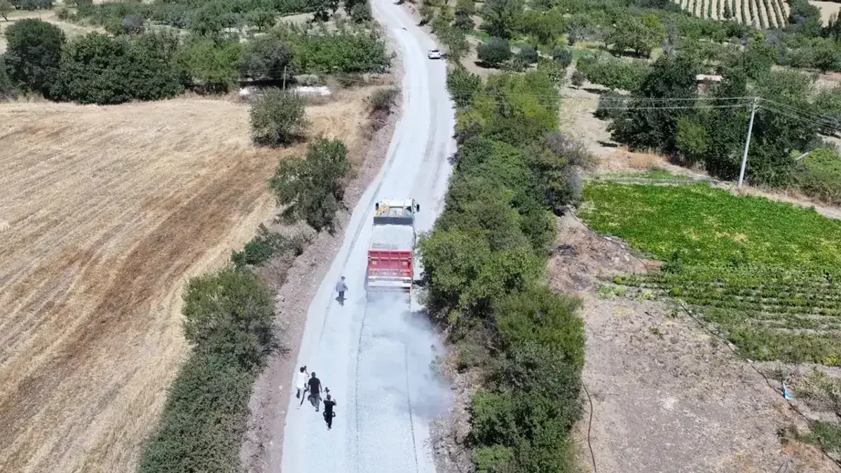 Manisa'da 1999’da açılan yol 27 yıl sonra asfaltla buluştu