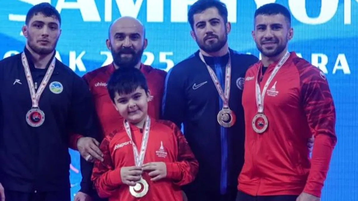 İzmirli güreşçiler Başkent'ten madalyalarla döndü