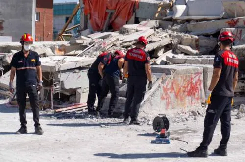 İzmir İtfaiyesi AFAD akreditasyonu için ağır arama kurtarma eğitimini tamamladı