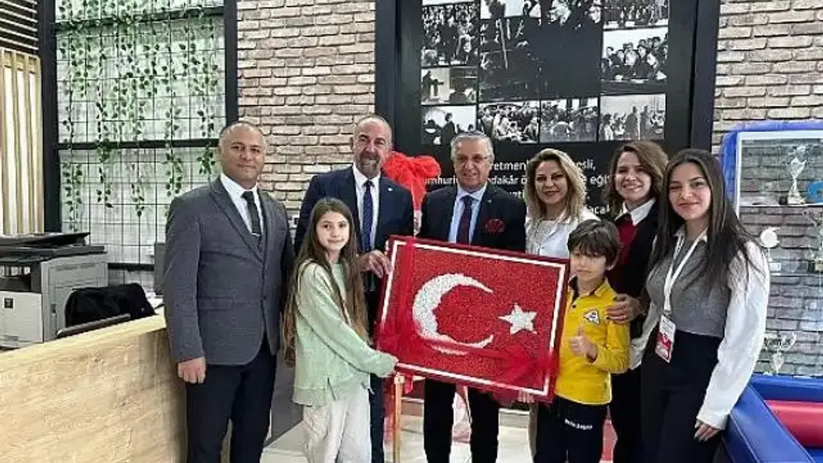 Öğrencilerden Başkan Topaloğlu'na Türk bayrağı