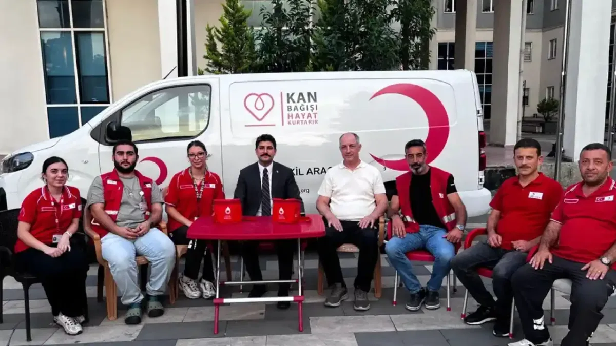 Hopa Kaymakamı Karakaya’dan kan bağışı aracına ziyaret