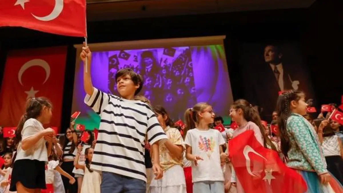 İzmir'de çocuk şarkıları yükseldi