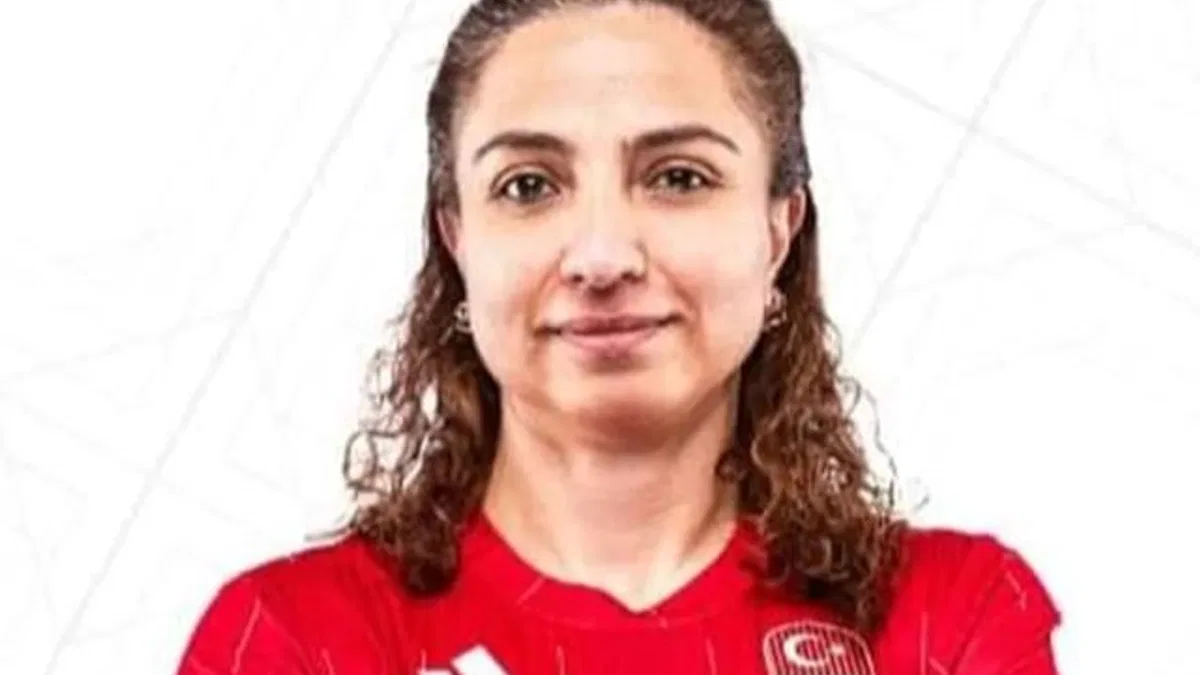 Emine Seçkin madalya için Paris'te