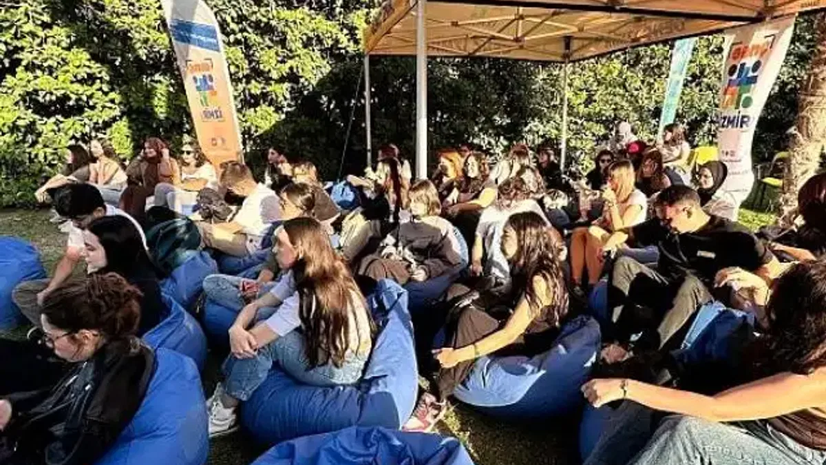 İzmir'de gençlerin "deneyim yolculuğu başladı