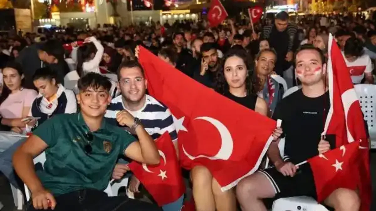 Kocaeli Kent Meydanı'nda yer gök kırmızı-beyaz