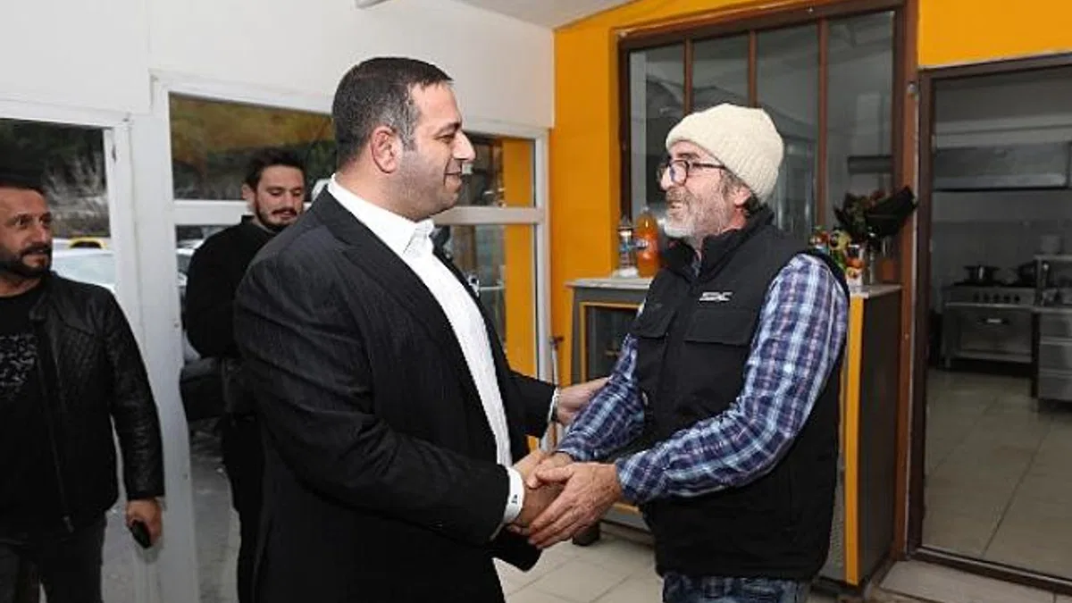 Narlıdere Belediye Başkanı Erman Uzun, Küçük Esnaf Sanayi Sitesi'nde bölge esnafı ve vatandaşlarla bir araya gelerek talep ve önerileri dinledi
